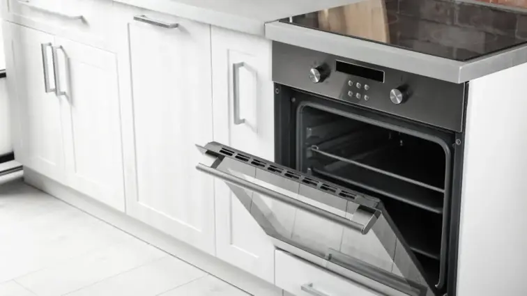 Fotografia mostra um fogão e um forno a eletricidade